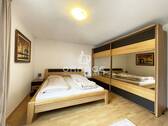 ...mit genügend Platz für ein großes Bett... - 