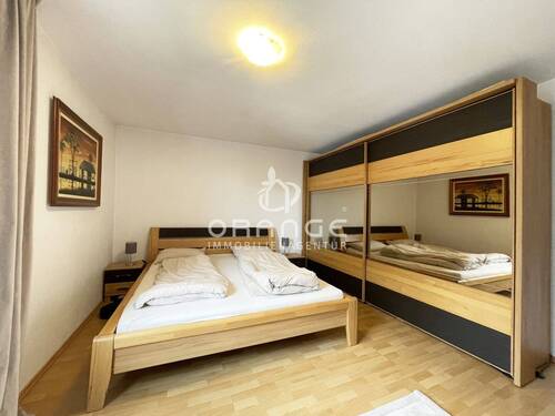 ...mit genügend Platz für ein großes Bett... - 