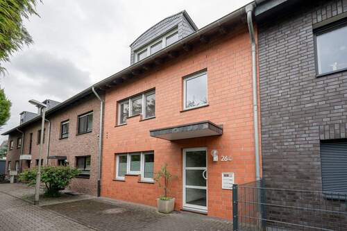 Hausansicht - Wohlfühlen leicht gemacht - stilvolle 2-Zimmer-Wohnung mit Balkon in Sonnenlage