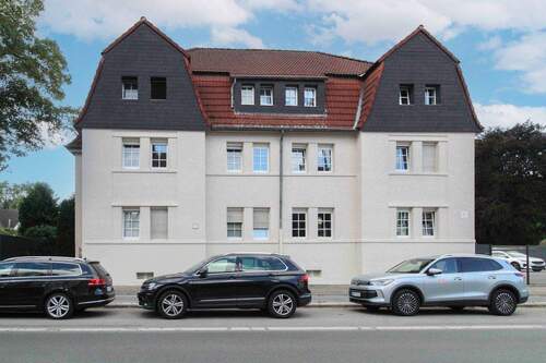 1. Hausansicht Vorderseite - Bezugsfreie, großzügige Doppelhaushälfte und vermietetes Dreifamilienhaus in Gelsenkirchen Hassel