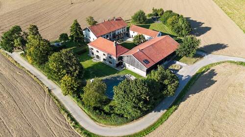 Luftbild - Wunderschöner, denkmalgeschützter Vierkanthof in Alleinlage