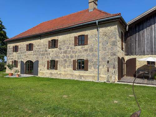 Haupthaus mit Garten im Außenbereich - 