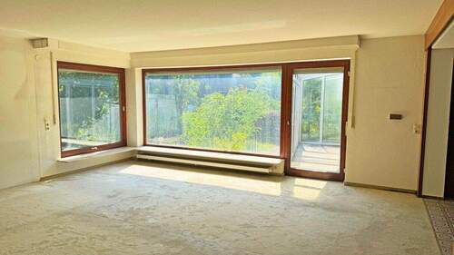 Wohnzimmer - 6 Zimmer Einfamilienhaus zum Kaufen in Reutlingen