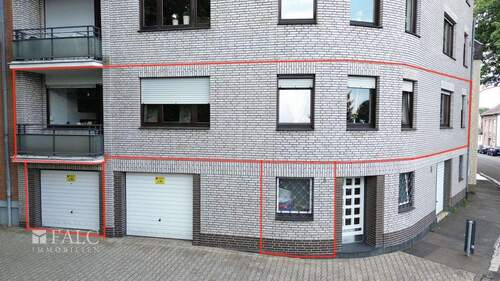 Hausansicht mit Garage und Keller - 