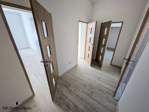 Flur - Etagenwohnung mit 68,20 m&sup2; in Werdau zur Miete