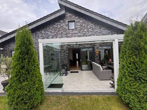 Rückansicht mit Wintergarten - 3 Zimmer Bungalow zum Kaufen in Wassenberg
