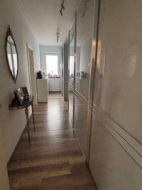 Flur mit hochwertigen Kleiderschränken - Bungalow mit 132,00 m² in Wassenberg zum Kaufen