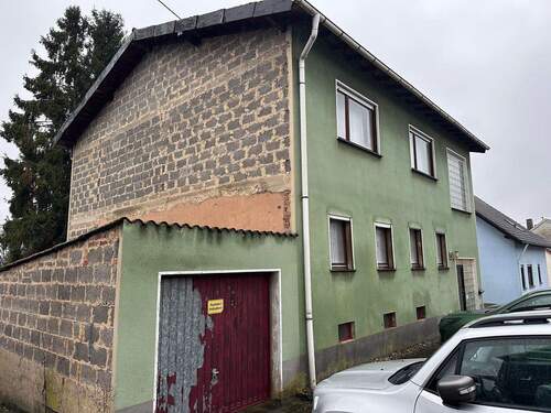 Garage mit Giebelansicht - 8 Zimmer Einfamilienhaus zum Kaufen in Schiffweiler