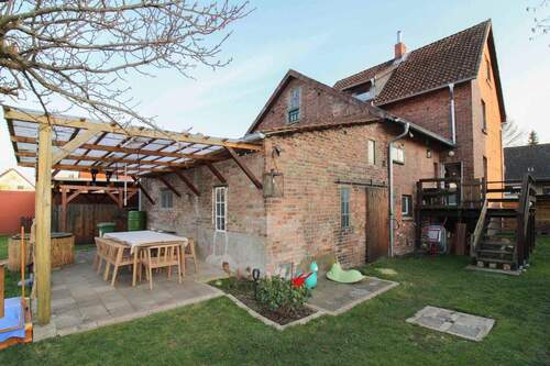 Terrasse rechts - Modernisiertes Einfamilienhaus mit Einliegerwohnung und großem Grundstück in Ilsede