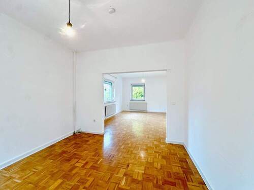 Wohnzimmer mit Blick zum Esszimmer - 