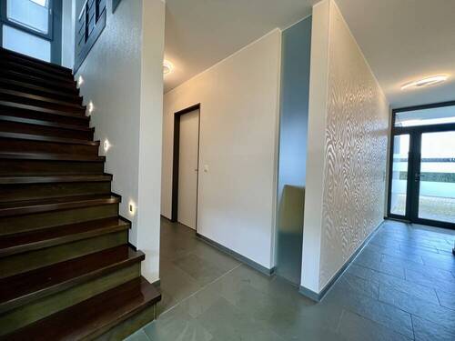 Flur und Treppenaufgang - 