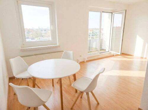 Wohnzimmer - 2 Zimmer in modernisierter Wohnung in Magdeburg Cracau mit neuer Küche und Balkon