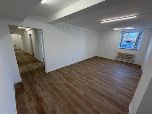 Blick auf Zimmer 1 und Flur - Wunderschöne kernsanierte BüroräumePraxis mit 5 Zimmer im Erdgeschoss