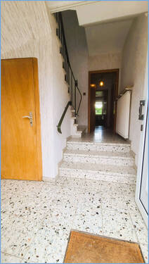 Eingangsbereich /Treppe - 