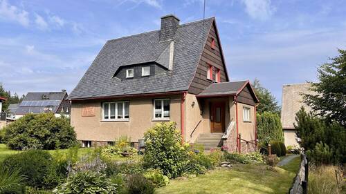 Front- und Seitenansicht - Ihr neues Zuhause in ruhiger Natur
