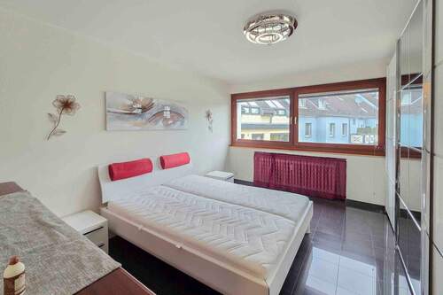 Schlafzimmer(1) - 2 Zimmer Etagenwohnung zum Kaufen in Köln