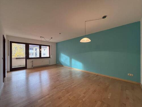 Wohnzimmer - 3 Zimmer Etagenwohnung zum Kaufen in Erlangen