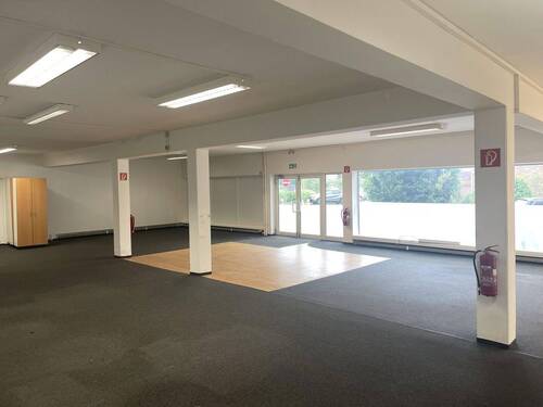 Verkaufsraum mit Haupteingang - 