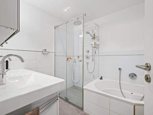 Badezimmer Dusche und Badewanne - 