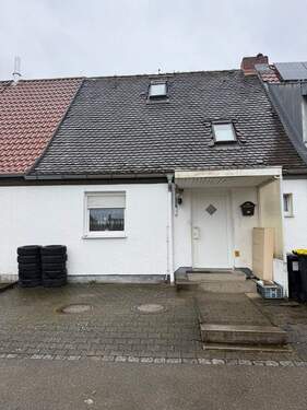 Hausansicht Vorne.jpeg - Reinmittelhaus in Ruhigelage Leipheim