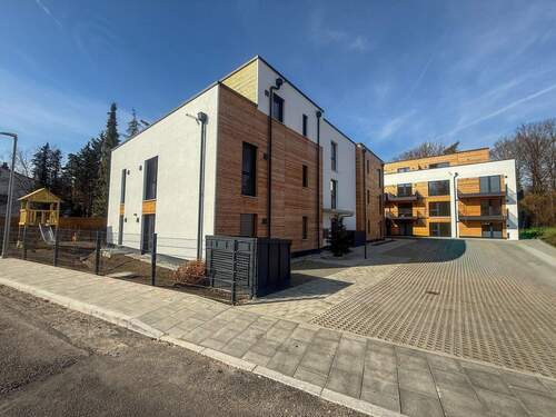 Gesamte Anlage - Große, helle 4-Zimmer-Wohnung mit 2 Süd-Ost-Balkonen nahe Karlsfelder See