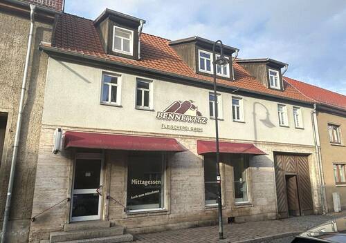 Straßenansicht 2 - Gewerbe trifft Wohnen: Haus mit Ladenfläche & Maisonette-Wohnungen