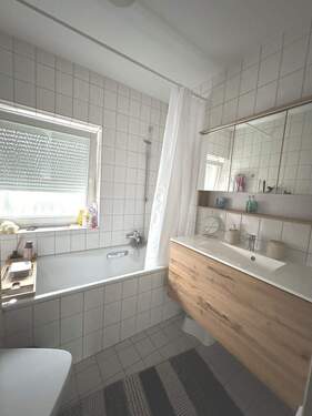 Bad mit Waschtischanlage - 