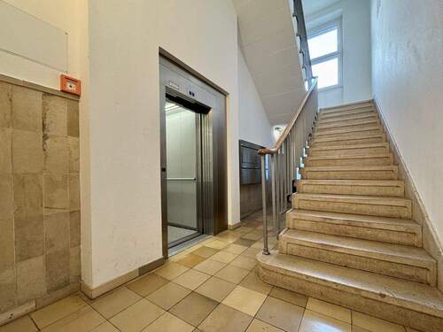 Eingang/Personenaufzug - 