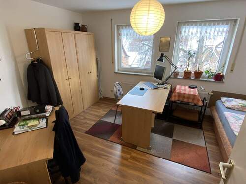 Helles Kinderzimmer mit viel Tageslicht - 