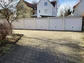 Garagen mit gepflasterter Zufahrt - 