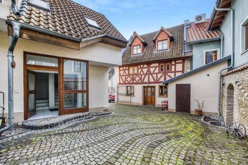 Bürogebäude (li.) u. Wohnhaus - 