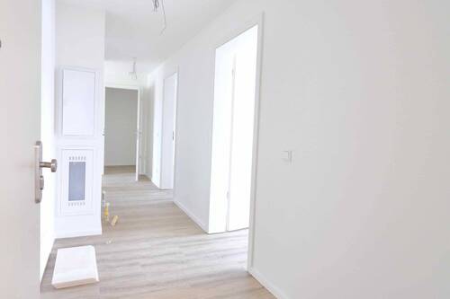 Eingangsbereich - Erstbezug mit Komfort - stilvolle Wohnung mit Balkon & Aufzug