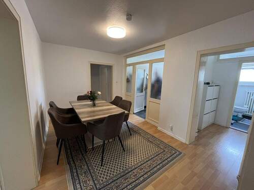 Blick zur Garderobe + Gäste-WC - 