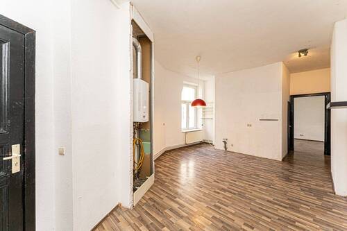 Wohnzimmer mit offener Küche - 