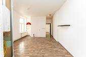 Wohnzimmer mit offener Küche - 