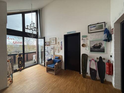 Dachgeschoss Flur mit Zugang zum Balkon - 