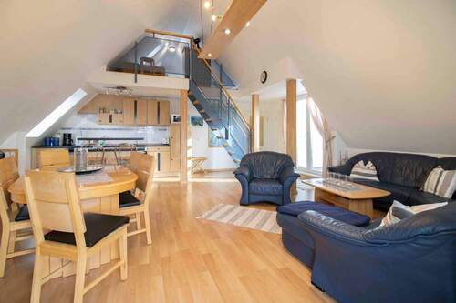 Blick in den Wohnbereich mit Empore - 2 Zimmer Etagenwohnung zum Kaufen in Greifswald