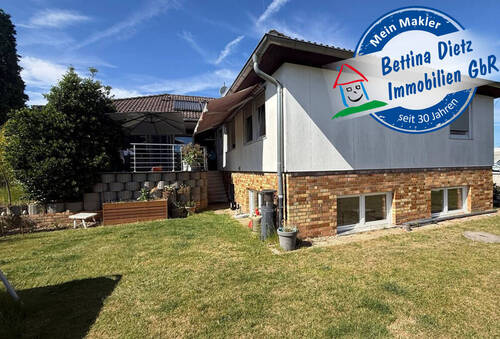 Außenansicht - DIETZ: ZWEITER BEZUG nach Sanierung! Einfamilienhaus mit ELW oder Büro, 2 Garagen und Garten