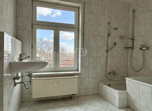 Badezimmer mit Dusche und Badewanne - 