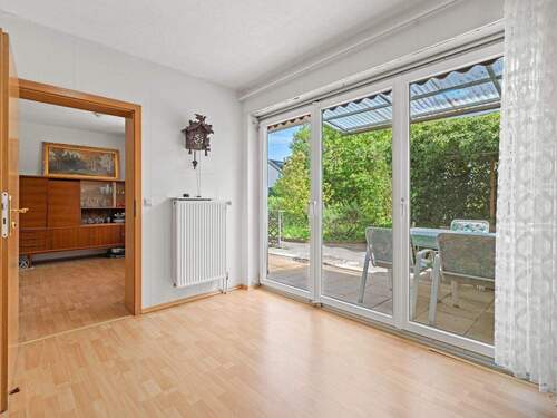 Esszimmer mit Glasfront zur Terrasse - 