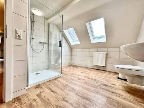 Tageslichtbad mit fast bodengleicher Dusche - 