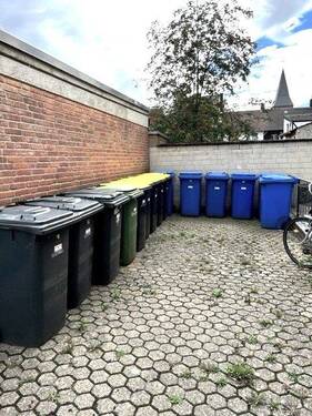 Mülltonnenplatz - 