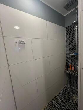 großzügige Dusche - 