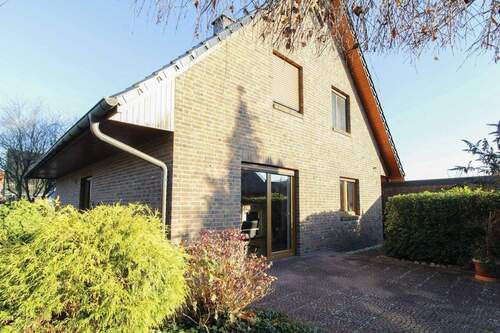 Rückansicht vom Garten - Junge Klinker-Schönheit ! Mit Einliegerwohnung - gehobene Ausstattungshighlights & Super Lage