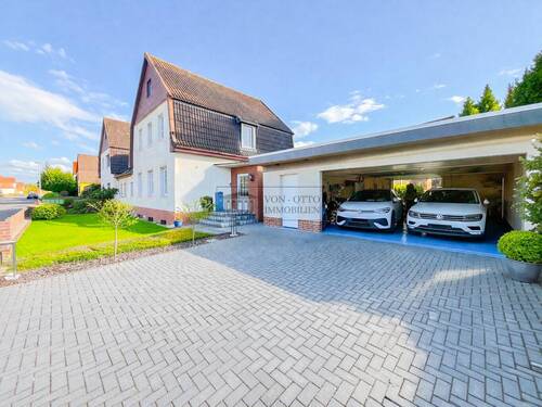 Vorderansicht mit Doppelgarage - 