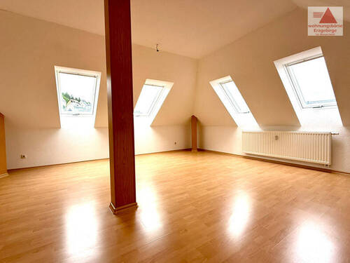 Wohnzimmer - Gemütliche 2-Raum-Dachgeschosswohnung in Gornsdorf mit PKW-Stellplatz!