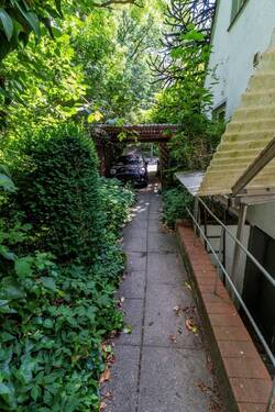 Zuwegung Haus rechts - 