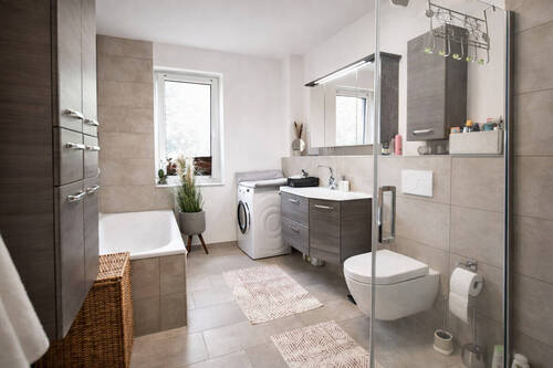 Vollbad mit Wanne, Dusche und Fenster - 