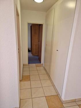 Flur mit Einbauschränken - 