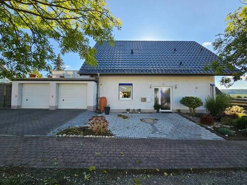 Frontansicht - Vermietetes, energieeffizientes 3 Familienhaus in Bad Emstal-Sand